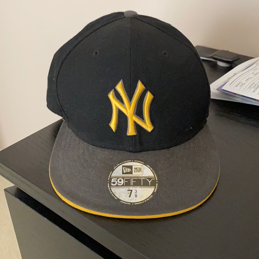 Gold&black yankee fitted hat